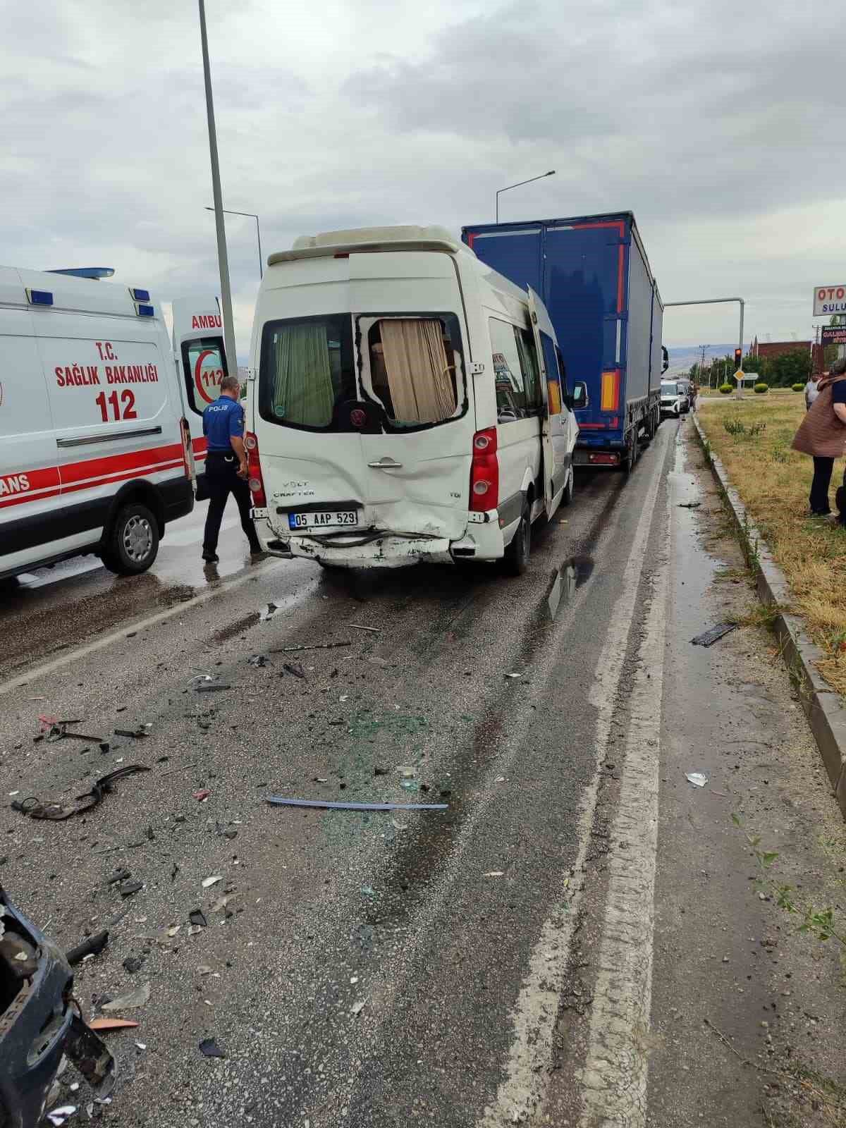 Suluova’da Zincirleme Kaza: 11 Yaralı