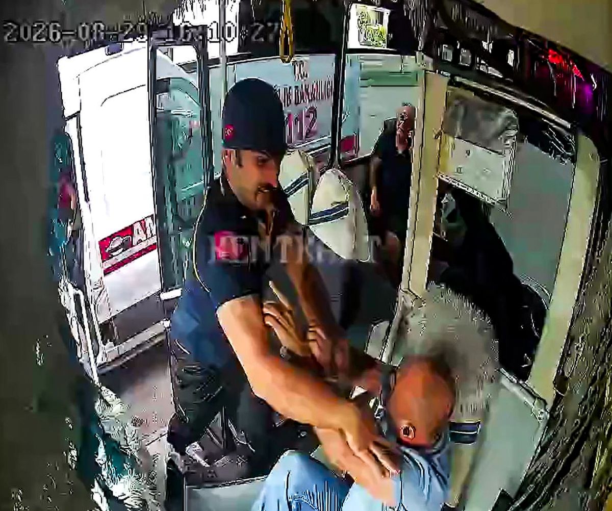 Adana'da Otobüs ve Ambulans Şoförü Arasında Yol Verme Kavgası Kamerada