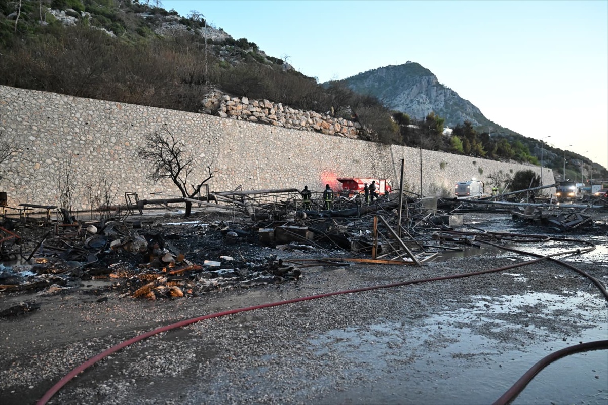 Antalya'da Tekne Yangını: 20'den Fazla Tekne Zarar Gördü