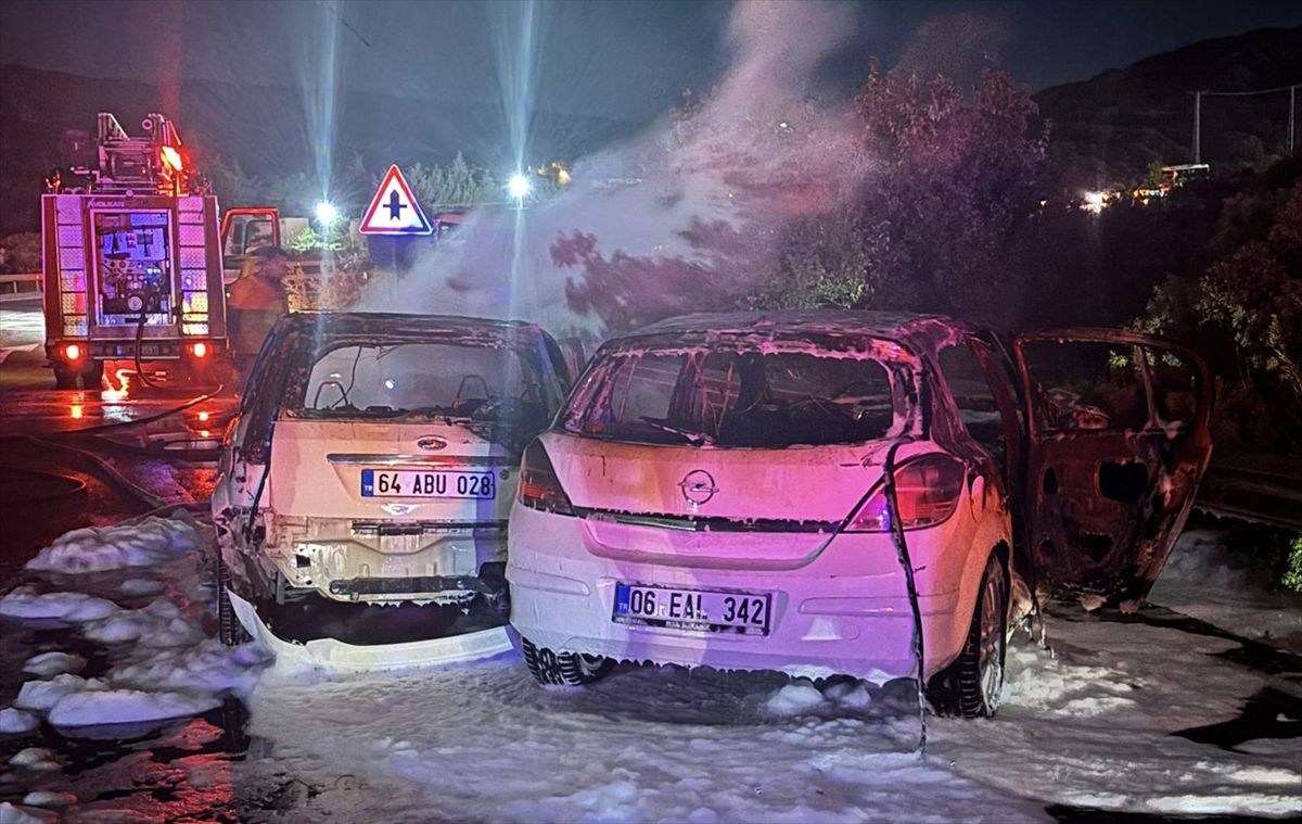 Kaş'ta İki Otomobil Çarpıştı: 5 Yaralı