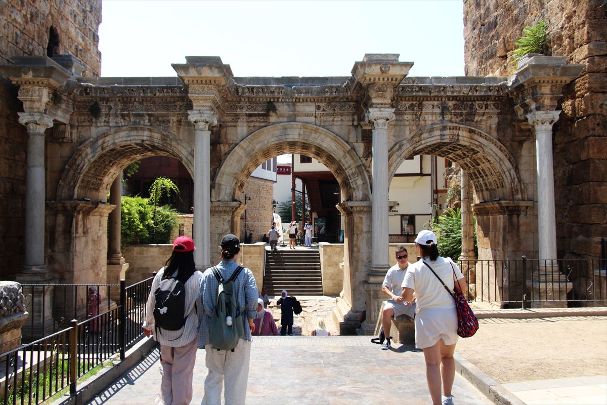 Hadrian Kapısı: 1900 Yıllık Tarih ve Işıkla Buluşan Mimari