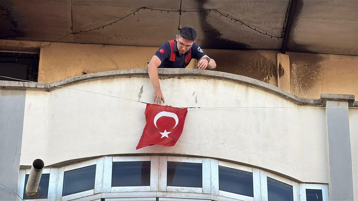 Turgutlu’da Çatı Yangını: 2 Çocuk Dumandan Etkilendi