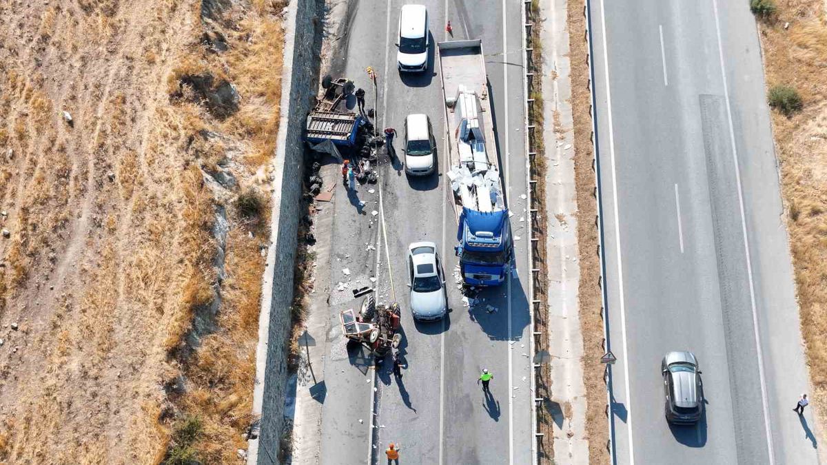 Mangal Kömürü Yüklü Traktör ile Mermer Yüklü Tırın Çarpıştığı Kazada Ölüm ve Tutuklama