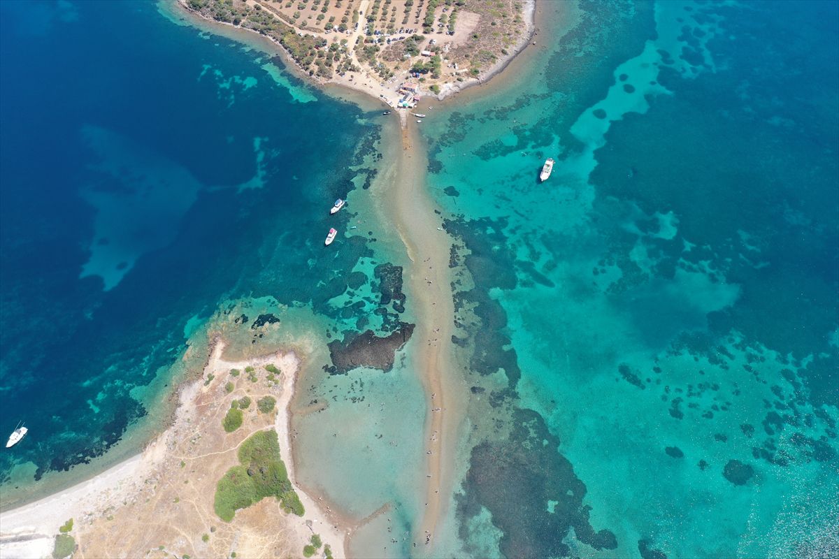 Cunda ile Maden Adası arasında denizde yürüyüş keyfi