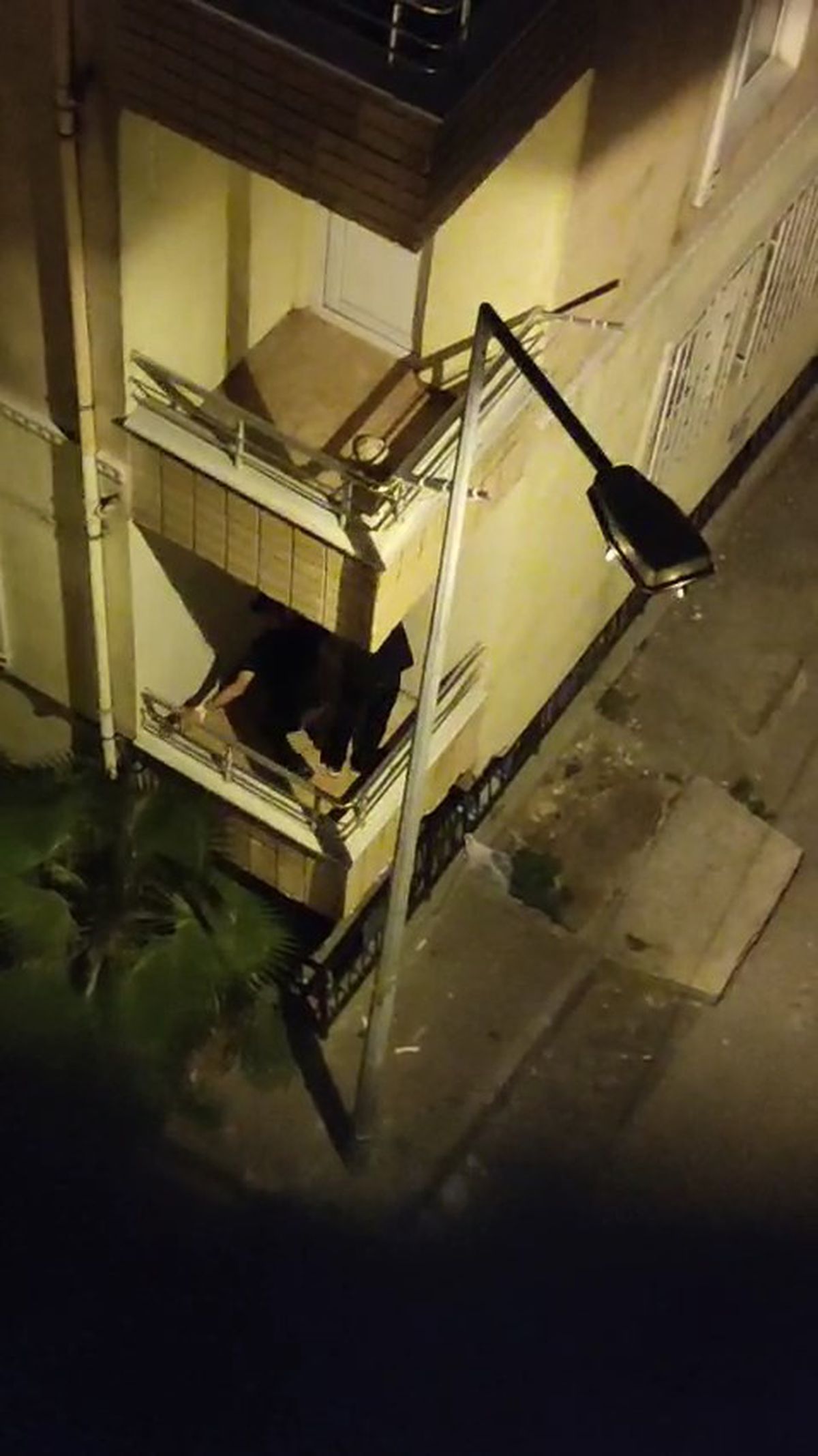 Balkondan eve giren 2 hırsız polise yakalandı