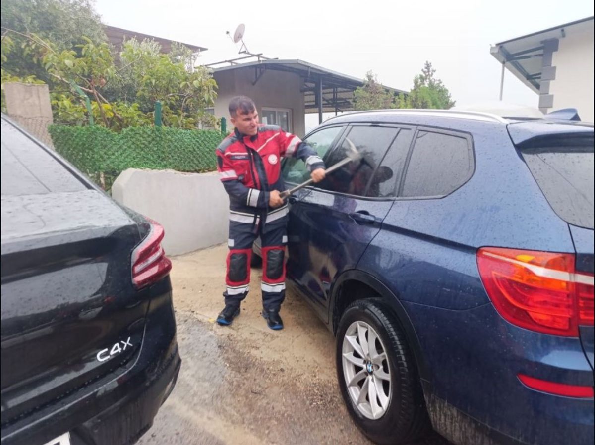 Belen’de araçta mahsur kalan bebek kurtarıldı