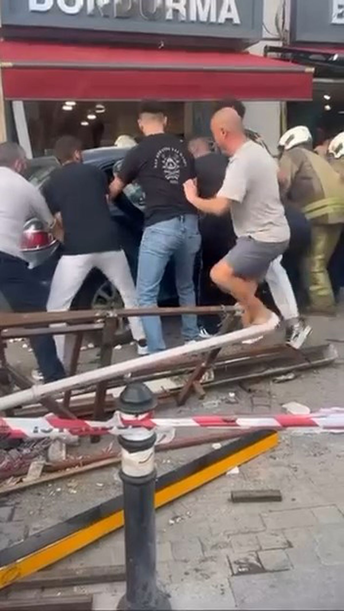 Beykoz'da Otomobil Kaldırıma Daldı: Yaralılar Var