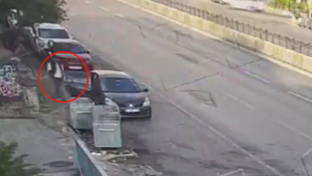Beyoğlu’nda aracında uyuyan kişinin cep telefonunu çalan hırsız yakalandı