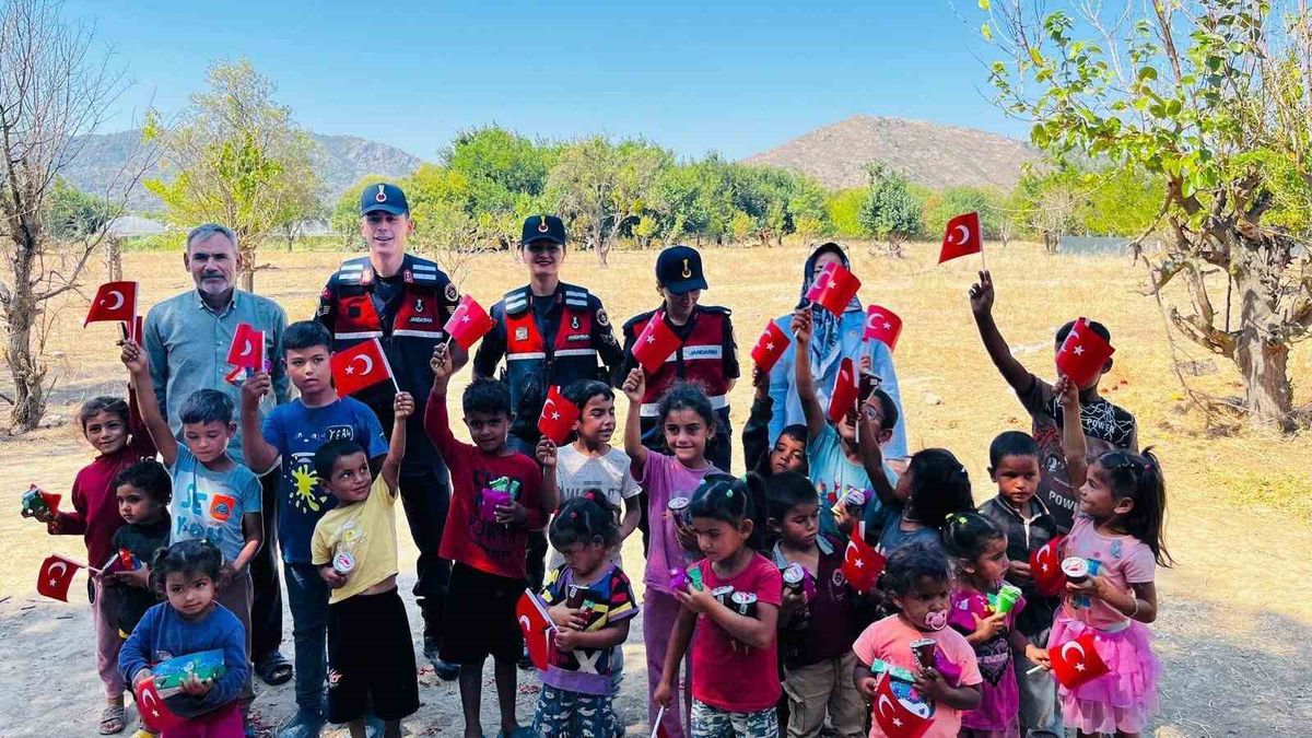 Jandarmadan mevsimlik tarım işçilerine anlamlı ziyaret