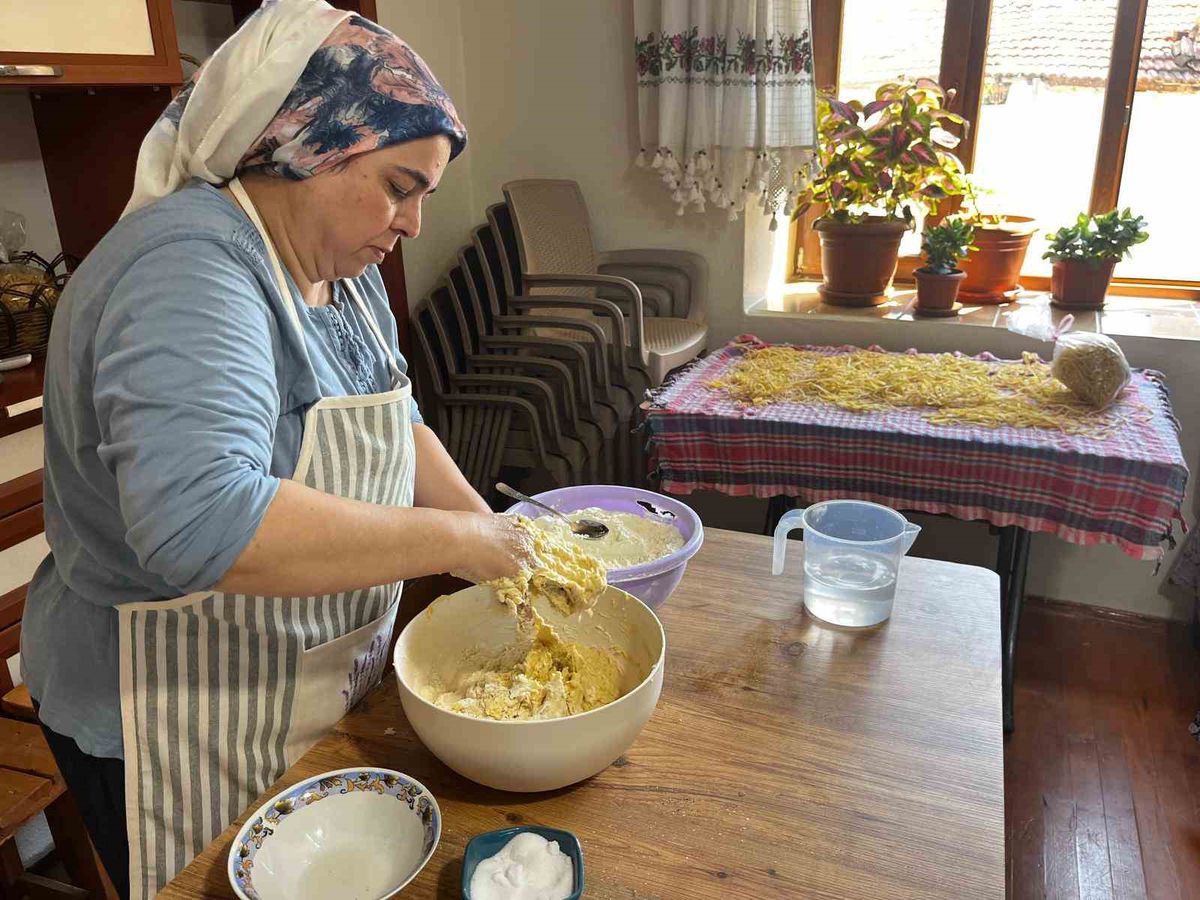 Buldan'da kış hazırlıkları: Geleneksel tarhana ve erişte keselerde saklanıyor