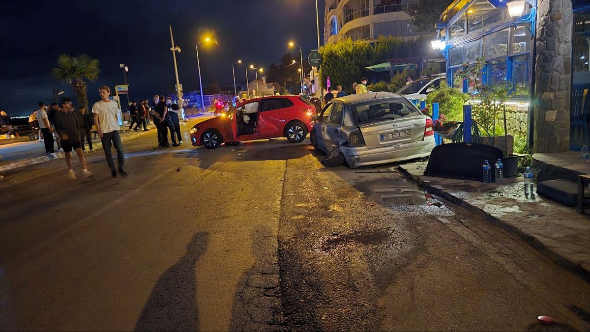 Mudanya'da İki Otomobil Çarpıştı: 4 Yaralı