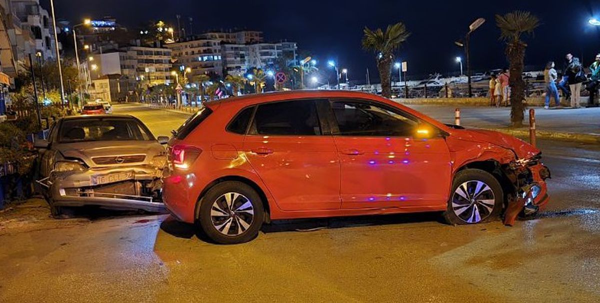 Bursa'da iki otomobil çarpıştı: 4 yaralı