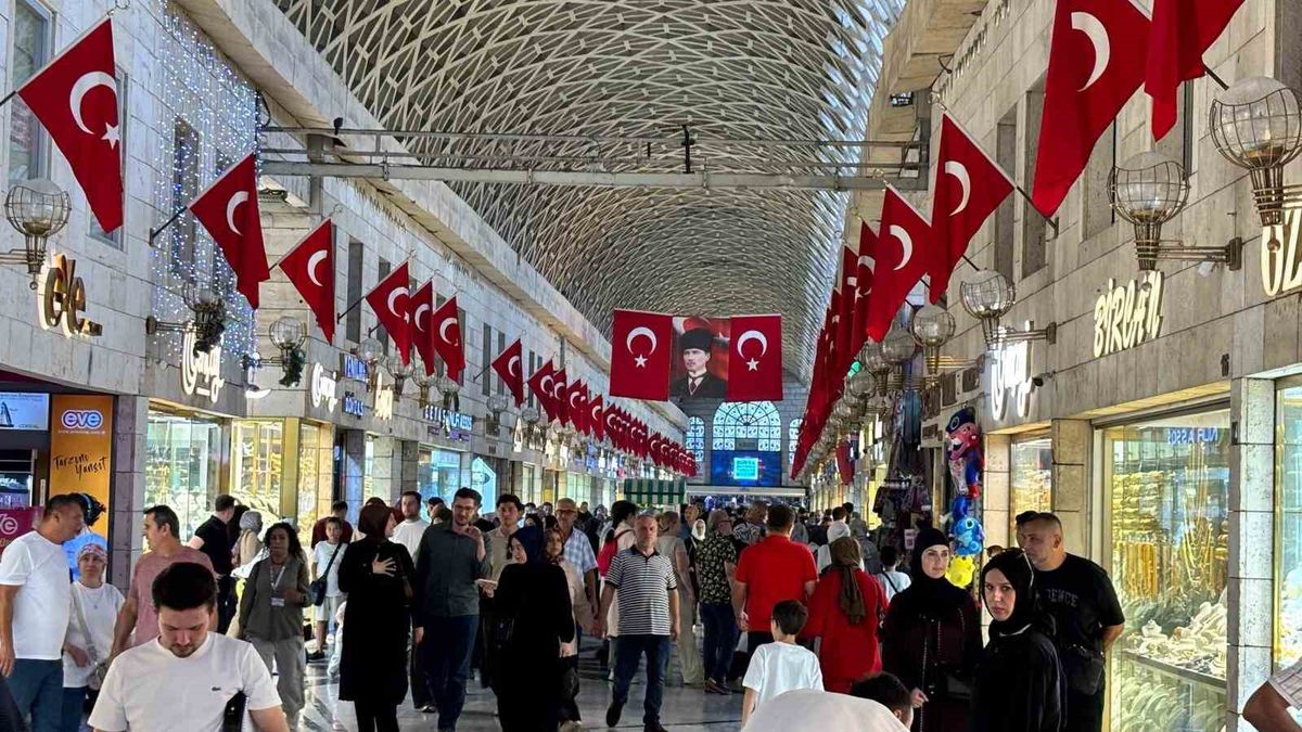 Bursa Kapalı Çarşı'da Zafer Bayramı coşkusu