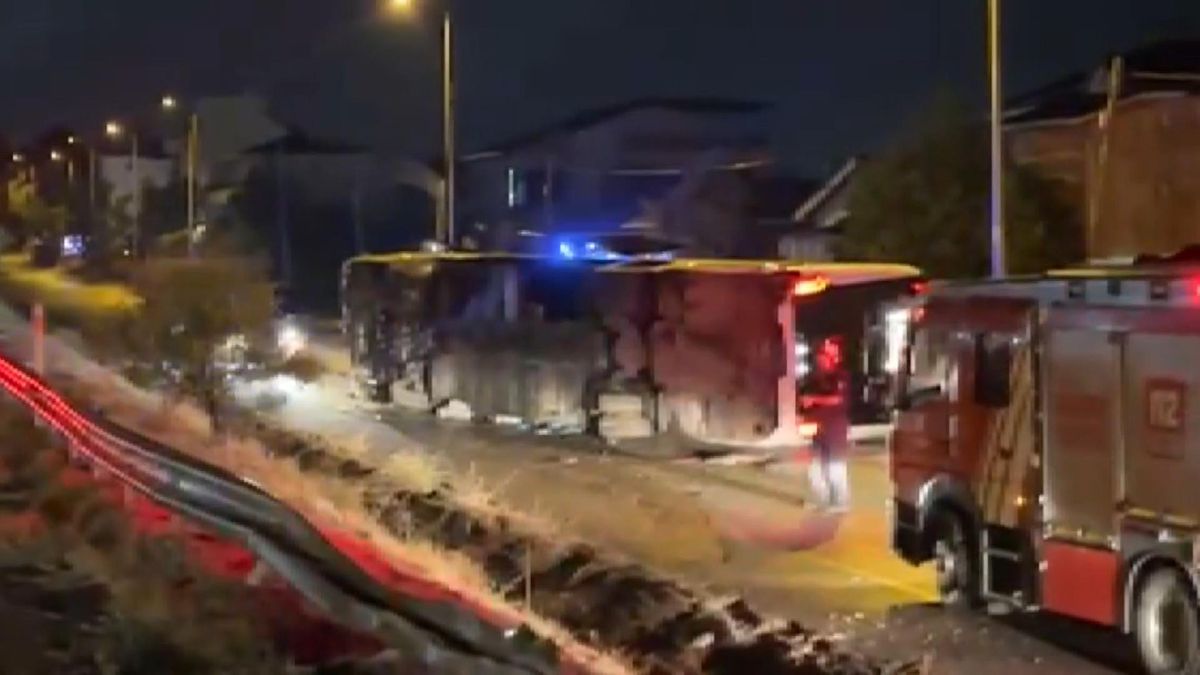 Büyükçekmece’de servis otobüsünün devrildiği kaza kamerada