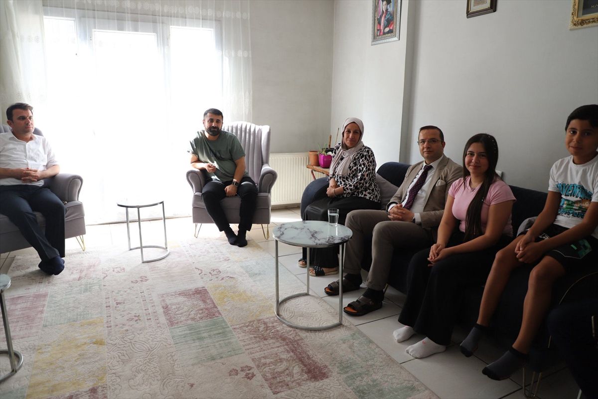 Cizre'de YKS derecesi öğrencilere kaymakamdan ziyaret