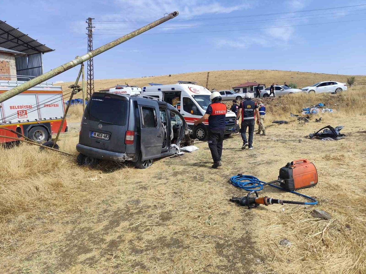 Elazığ'da Hafif Ticari Araç Tarlaya Uçtu: 5 Yaralı
