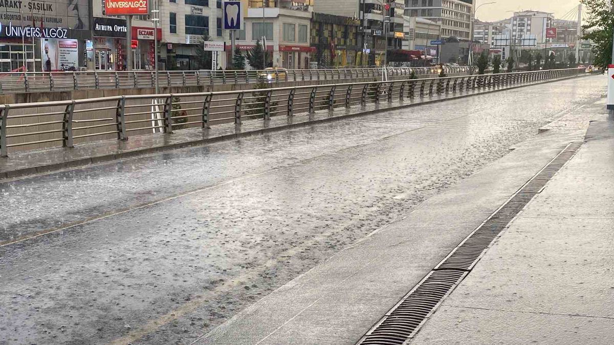 Elazığ'da Sağanak Yağış Hayatı Olumsuz Etkiledi