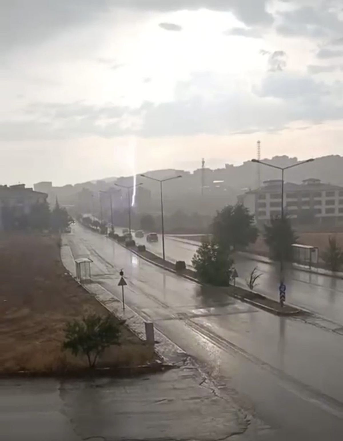 Elazığ'da Yıldırım Düşme Anı Kamerada