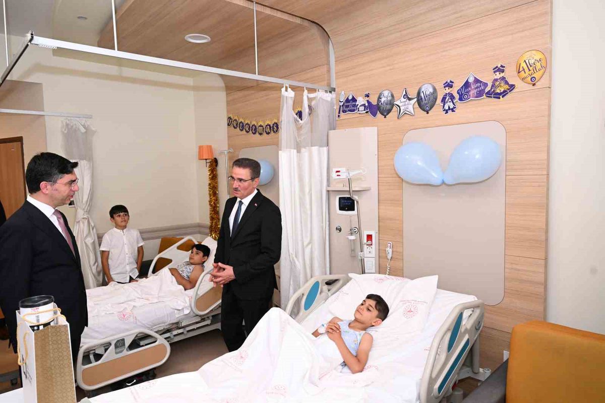 Erzurum Valisi Baruş, sünnet olan çocukları hastanede ziyaret etti