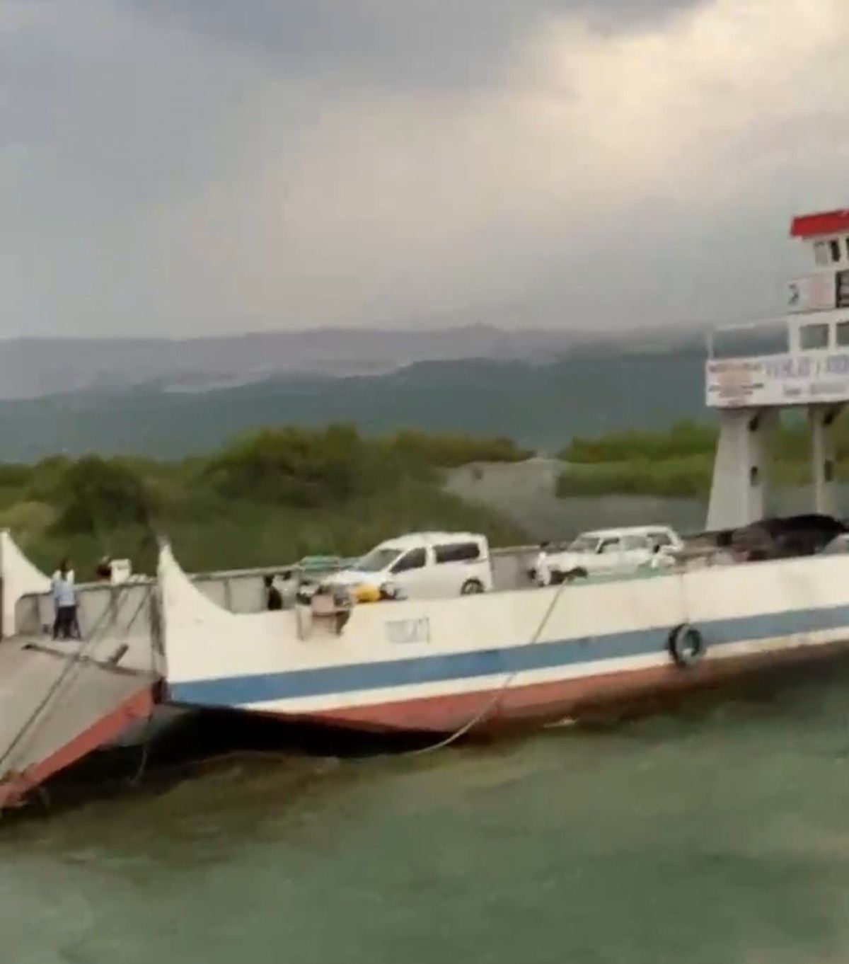Elazığ'da Fırtına Feribotu İskeleye Yaklaştırmadı