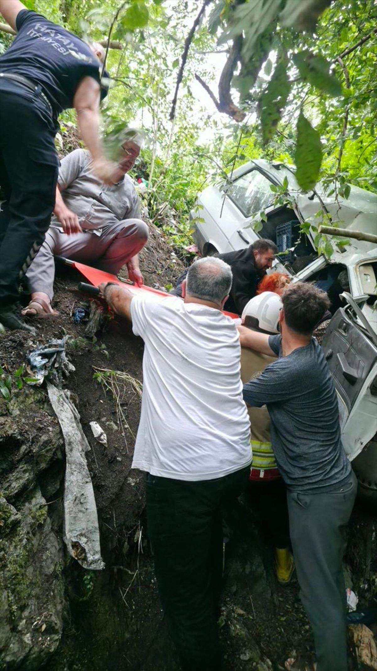 Erzin'de Otomobil Uçuruma Yuvarlandı: 2 Yaralı