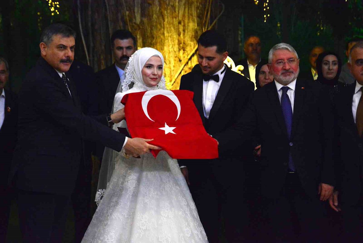 Bakan Çiftçi nikah şahidi oldu: Üç çocuk bekliyoruz