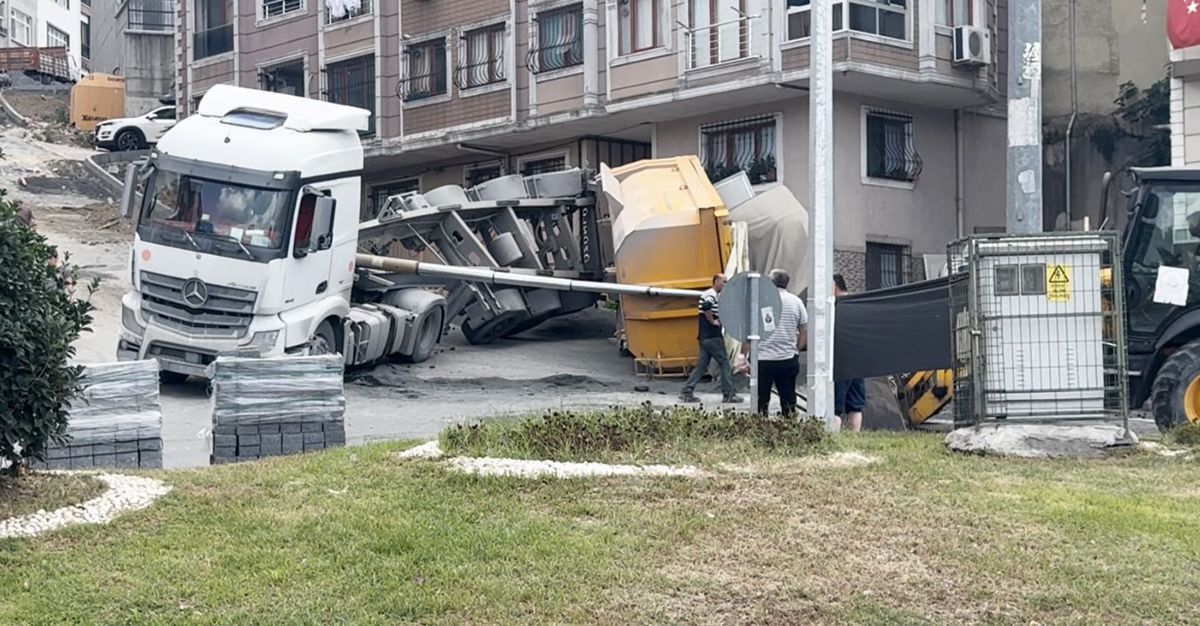 Kağıthane'de Hafriyat Kamyonu Devrildi: Araç Hasar Gördü