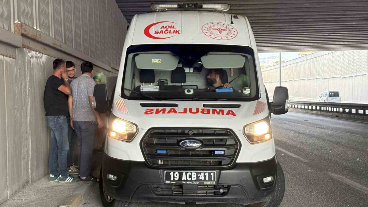 Kamyondan düşen demir motosiklet sürücüsünü yaraladı