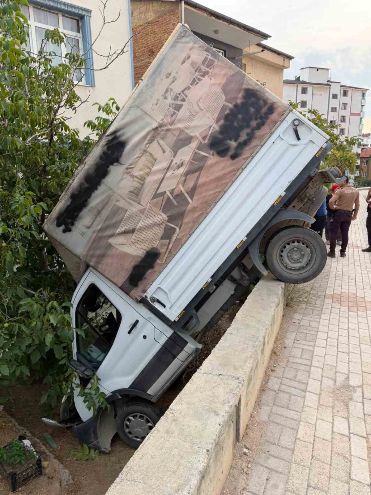 Elazığ'da Kamyonet Bahçeye Uçtu: 1 Yaralı