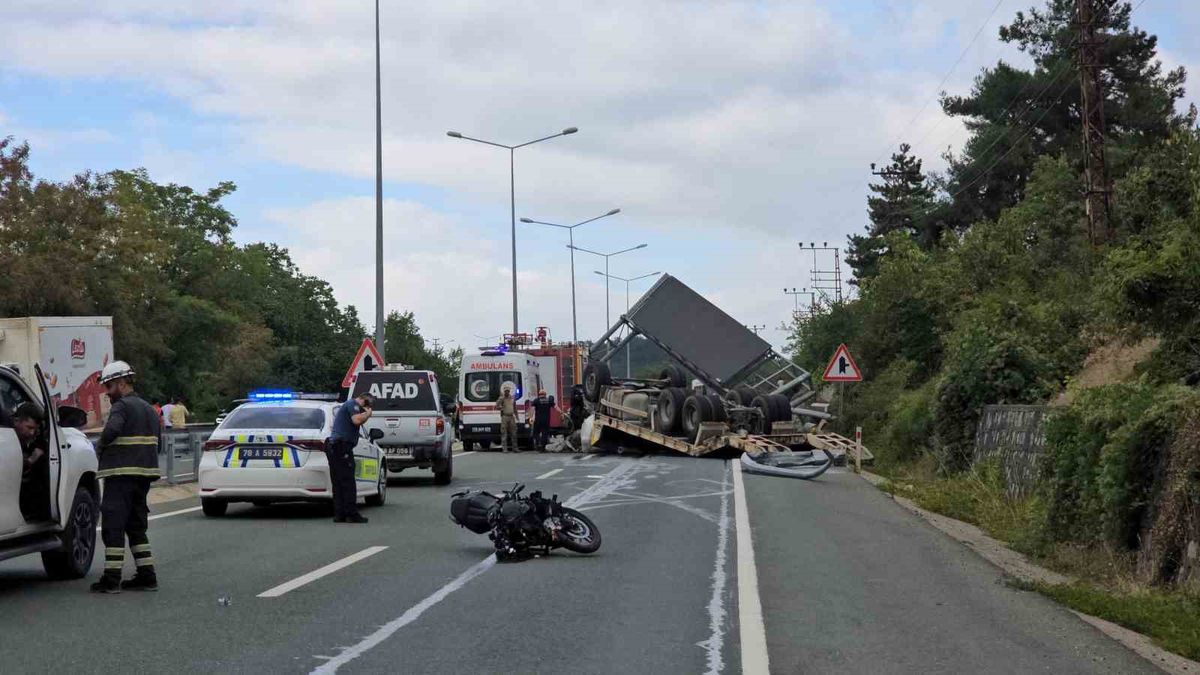 Karabük-Bartın yolunda feci kaza: Tır devrildi, 2 kişi hayatını kaybetti