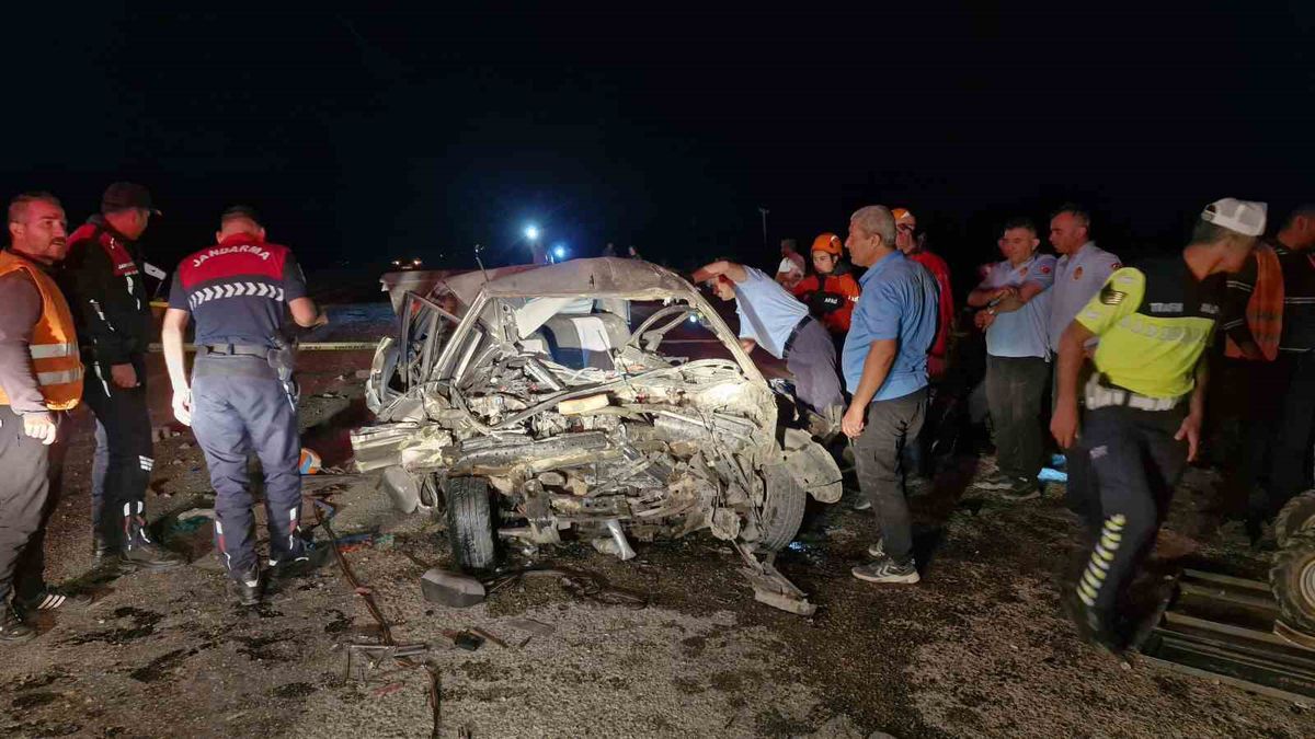 Karaman'da Kafa Kafaya Çarpışma: 1 Ölü, 1 Yaralı