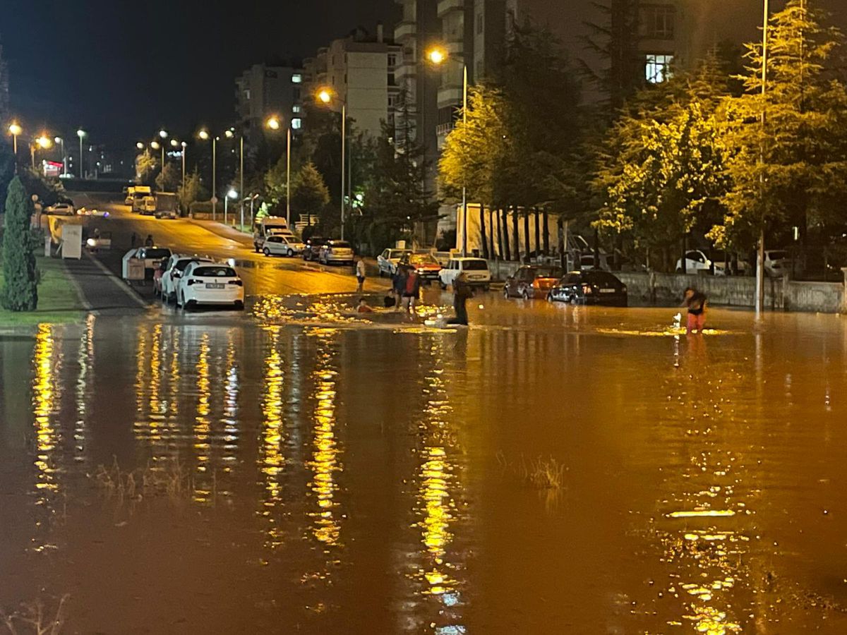 Kayseri'de Sağanak Sele Dönüştü: Çocuklar Su Birikintilerinde Serinledi