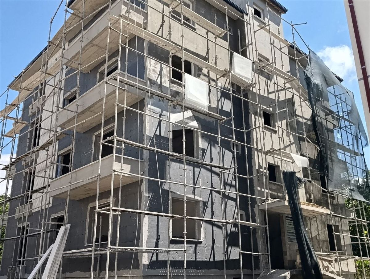Konya'da inşaat iskelesinden düşen işçi yaralandı