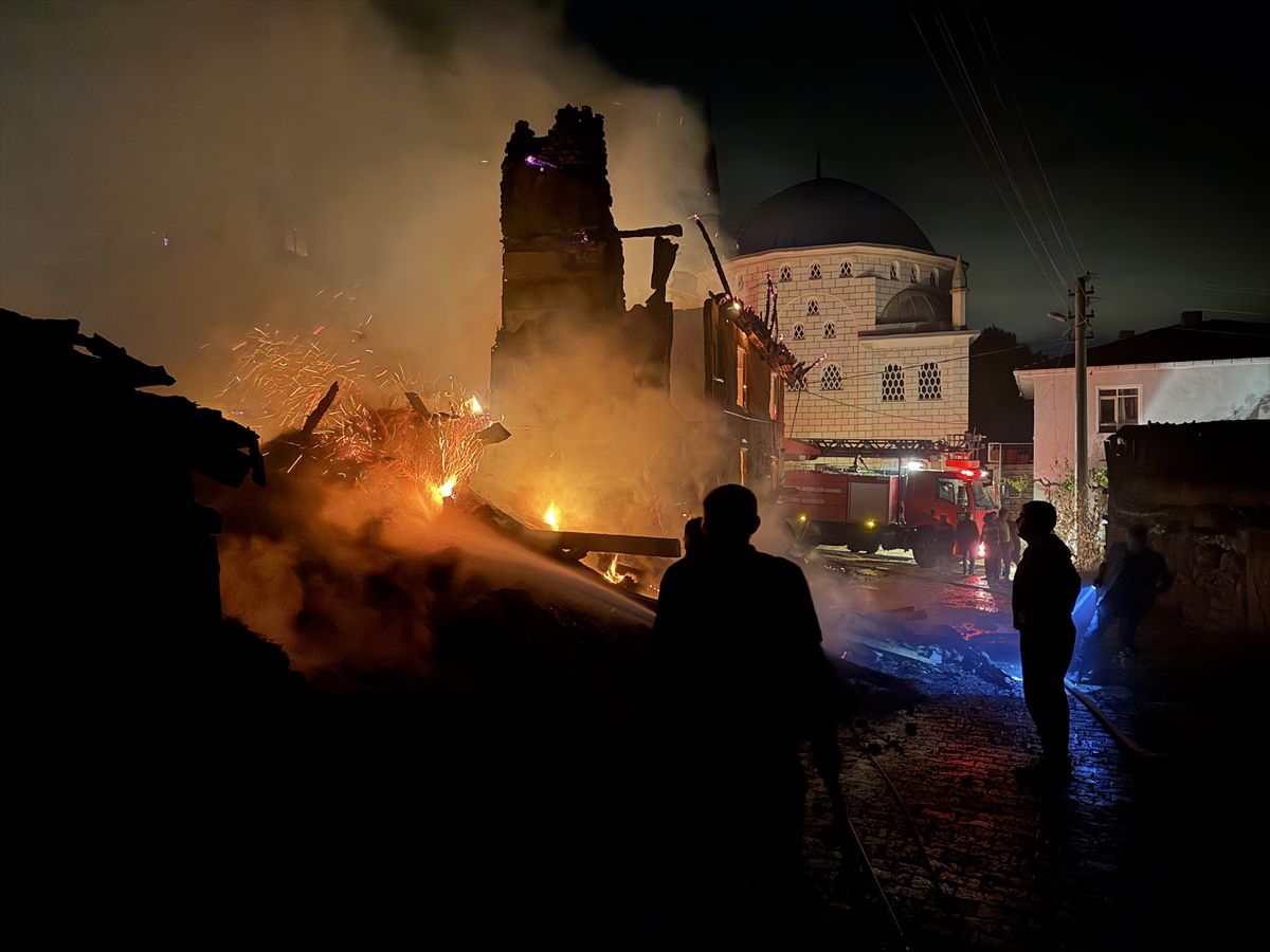 Domaniç'te Ev Yangını Samanlıklara Sıçradı