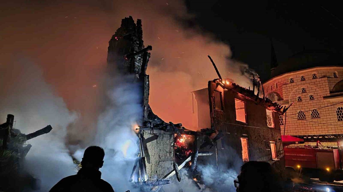 Domaniç'te Gece Yangını: Ahşap Ev ve Samanlık Kül Oldu