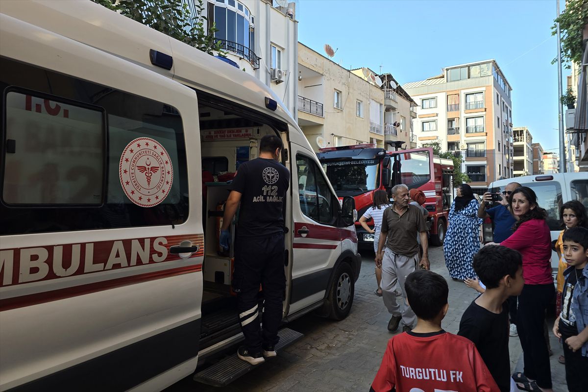 Turgutlu'da çatı yangını: 2 çocuk dumandan etkilendi