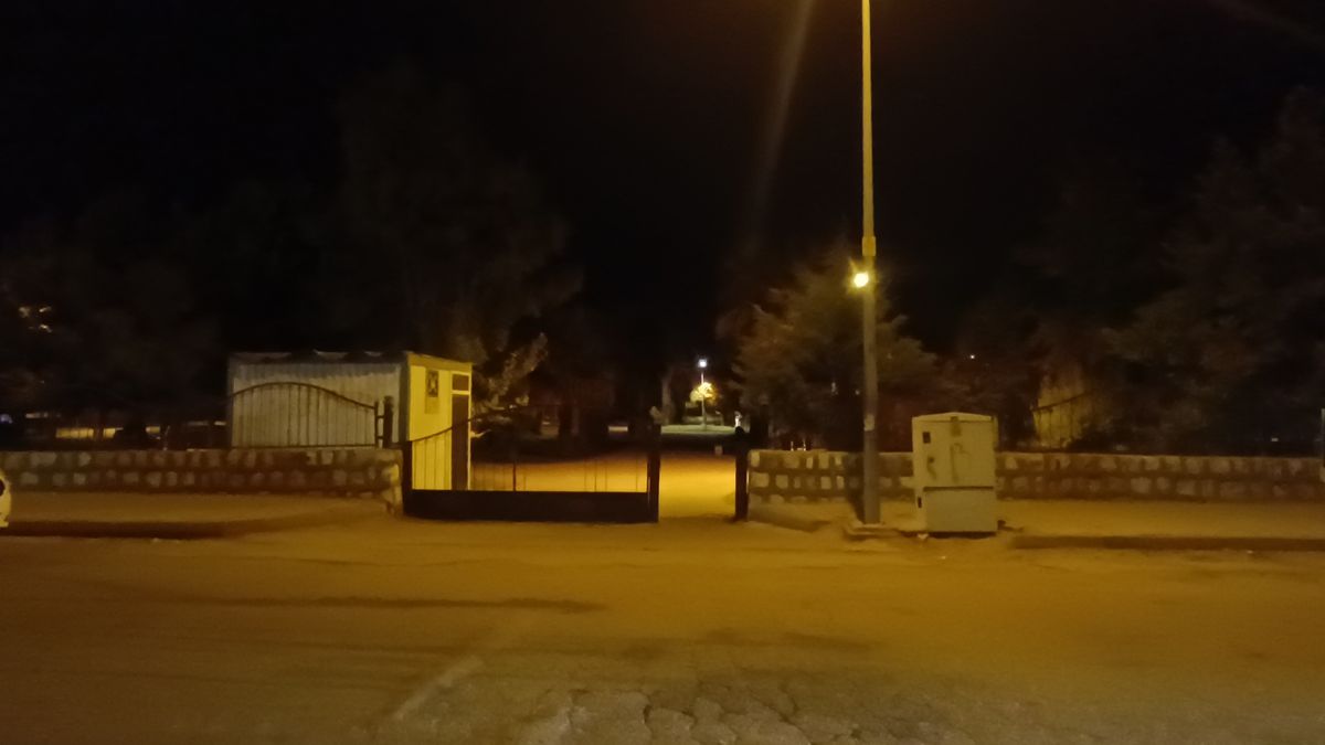 Parkta oturan kadının başına yorgun mermi isabet etti