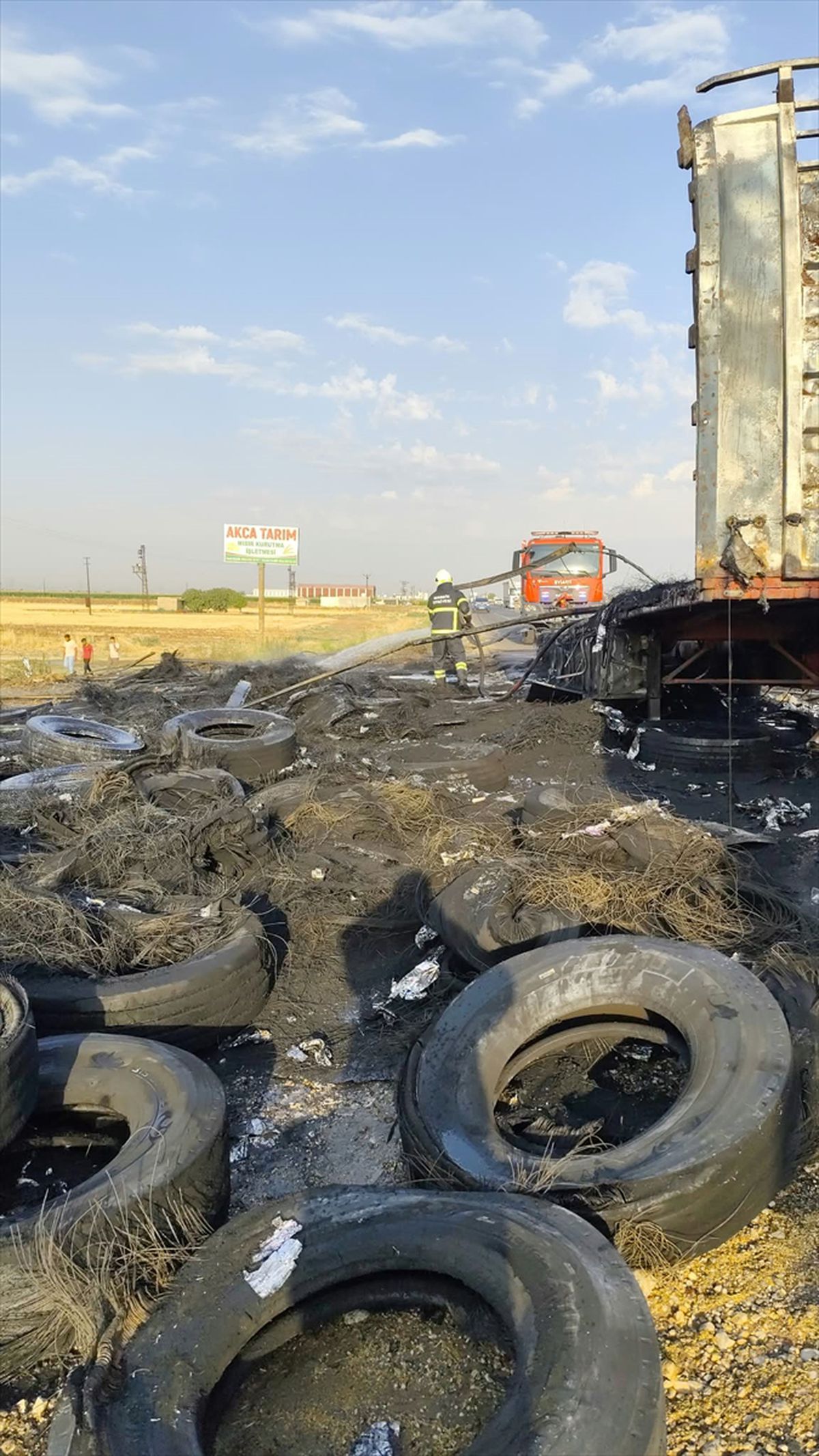 Mardin'de lastik yüklü tırda yangın