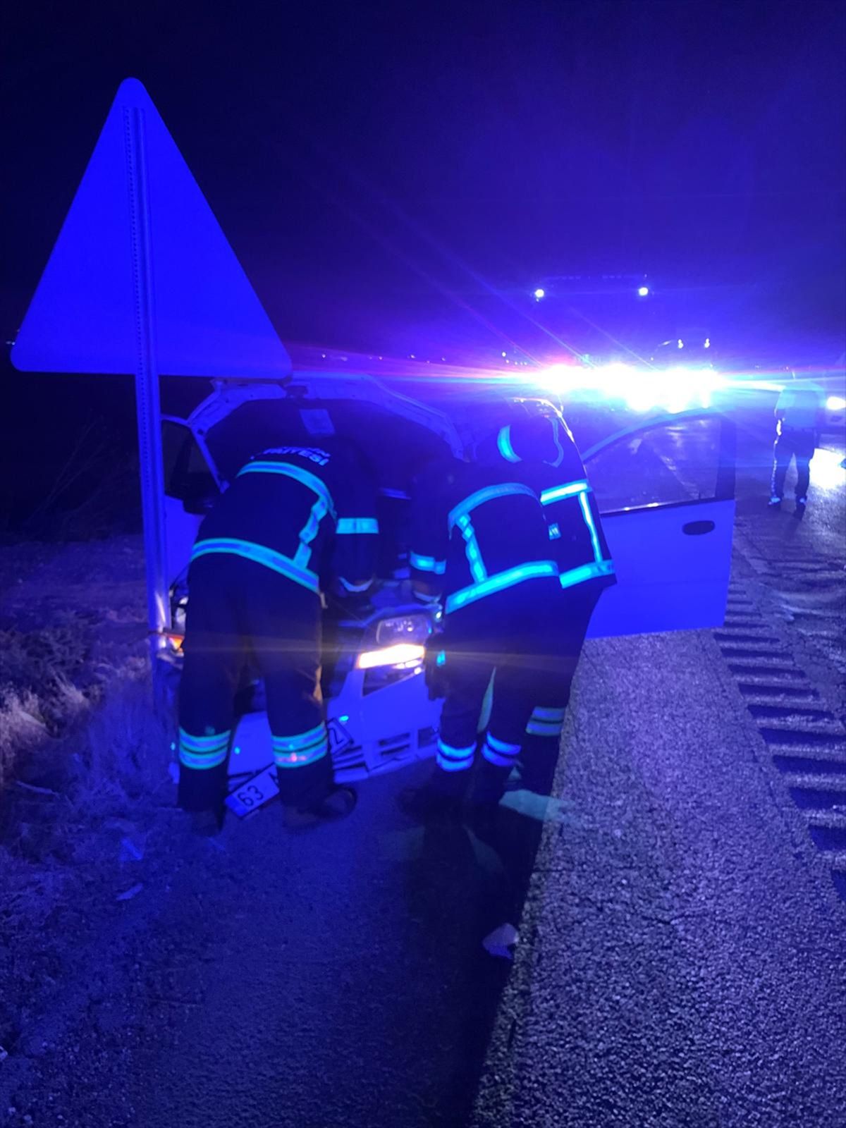 Mardin'de Otomobil Yol Kenarına Savruldu: 3 Yaralı