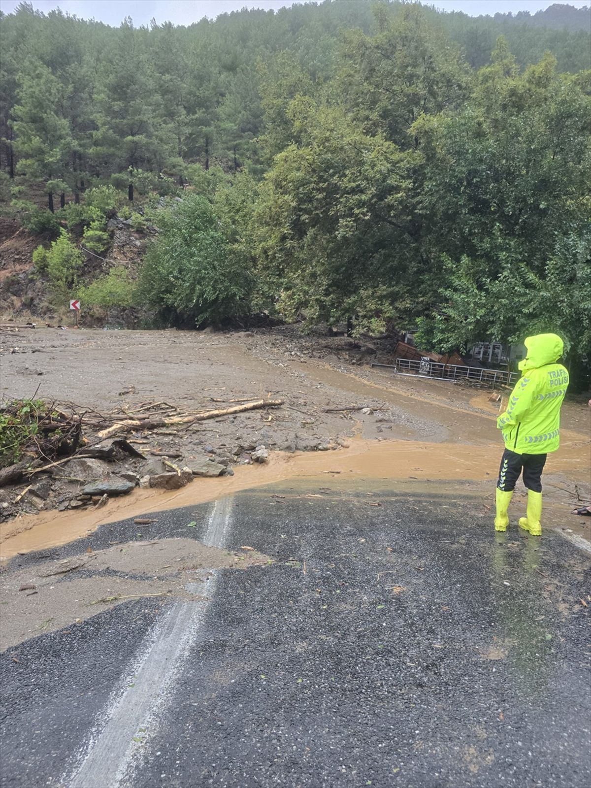 Mersin'de Heyelan: Anamur-Gazipaşa Yolu Kapandı