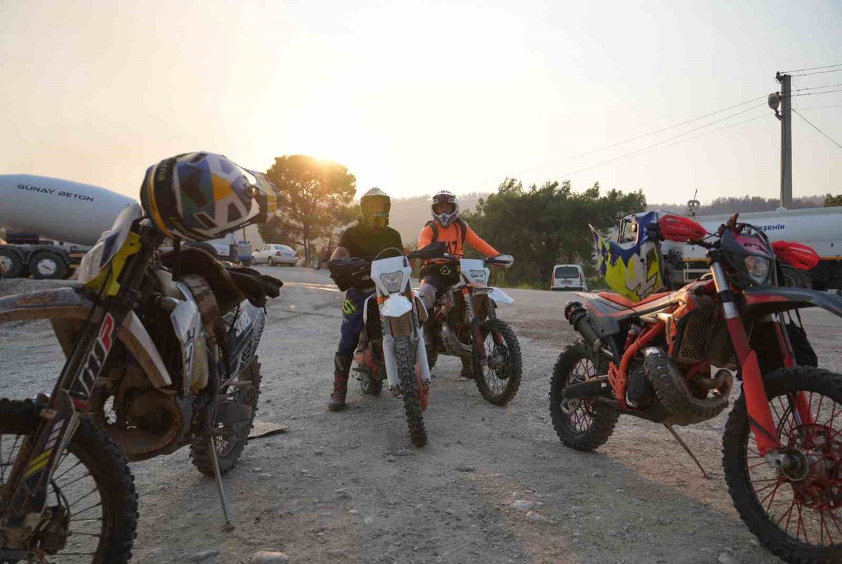 Motocross Pilotları Yangında İkmal Görevinde