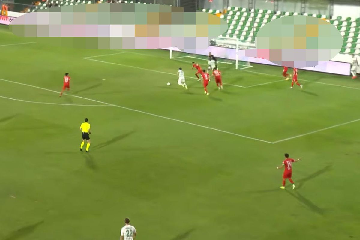 Muğlaspor-Boluspor maçındaki reklam panolarını görenler inanamadı