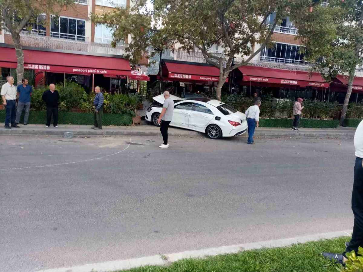Nallıhan'da zincirleme kaza: Tır 2 otomobile çarptı