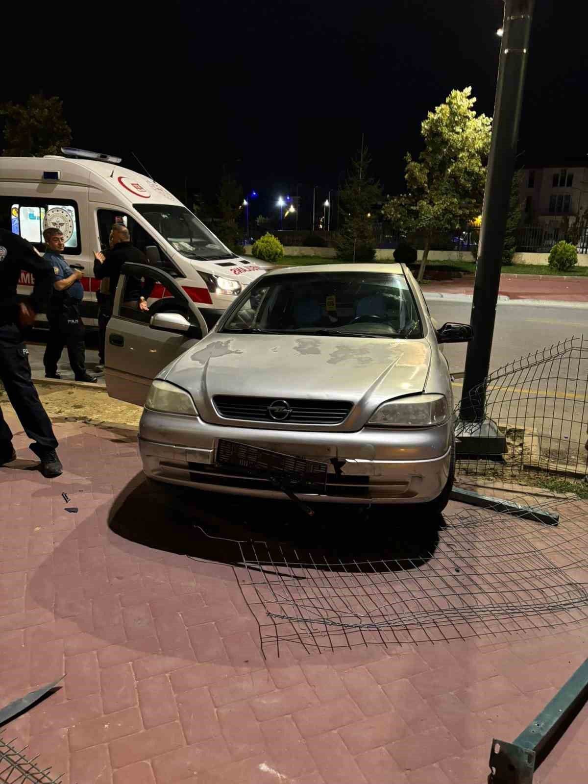 Niğde'de Kontrolden Çıkan Otomobil Refüje Çıktı: 1 Yaralı