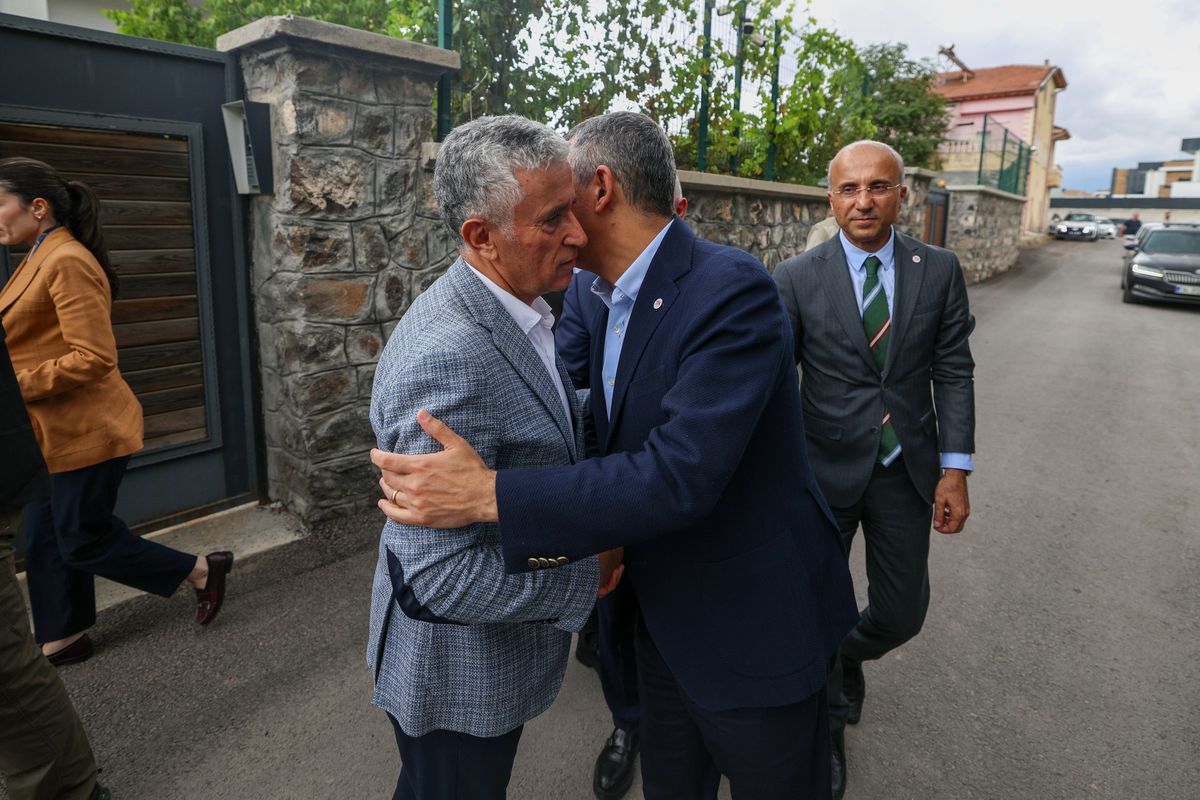 Özgür Özel, Çetin Arık'ın Babasının Cenazesinde Taziye Ziyaretinde Bulundu