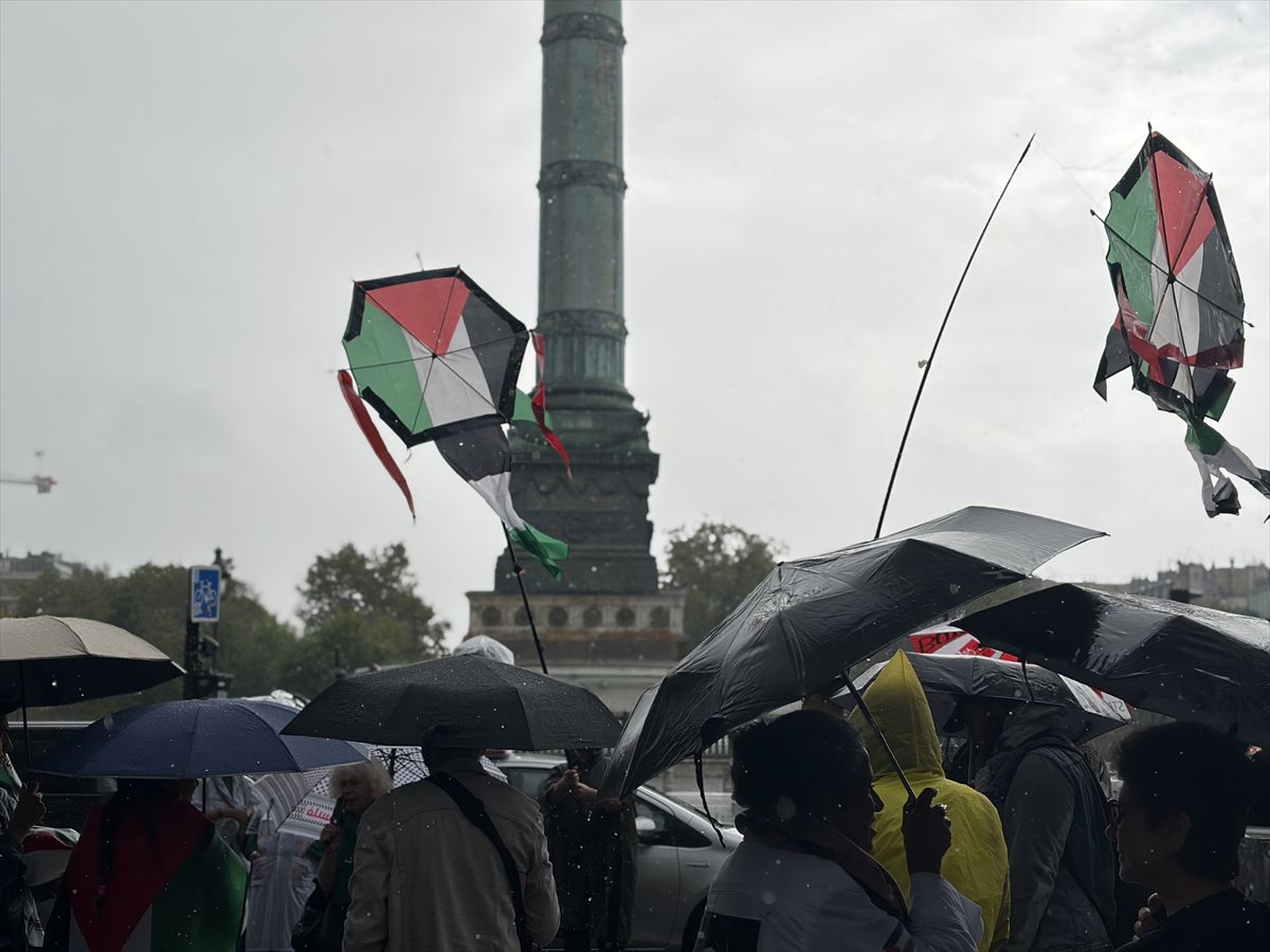 Paris'te Filistin'e destek yürüyüşü