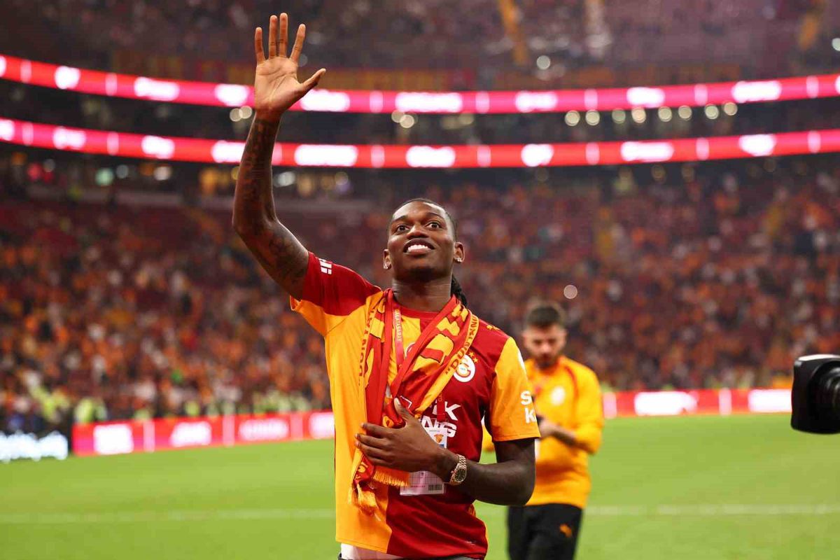 Leao, Galatasaray Taraftarını Selamladı