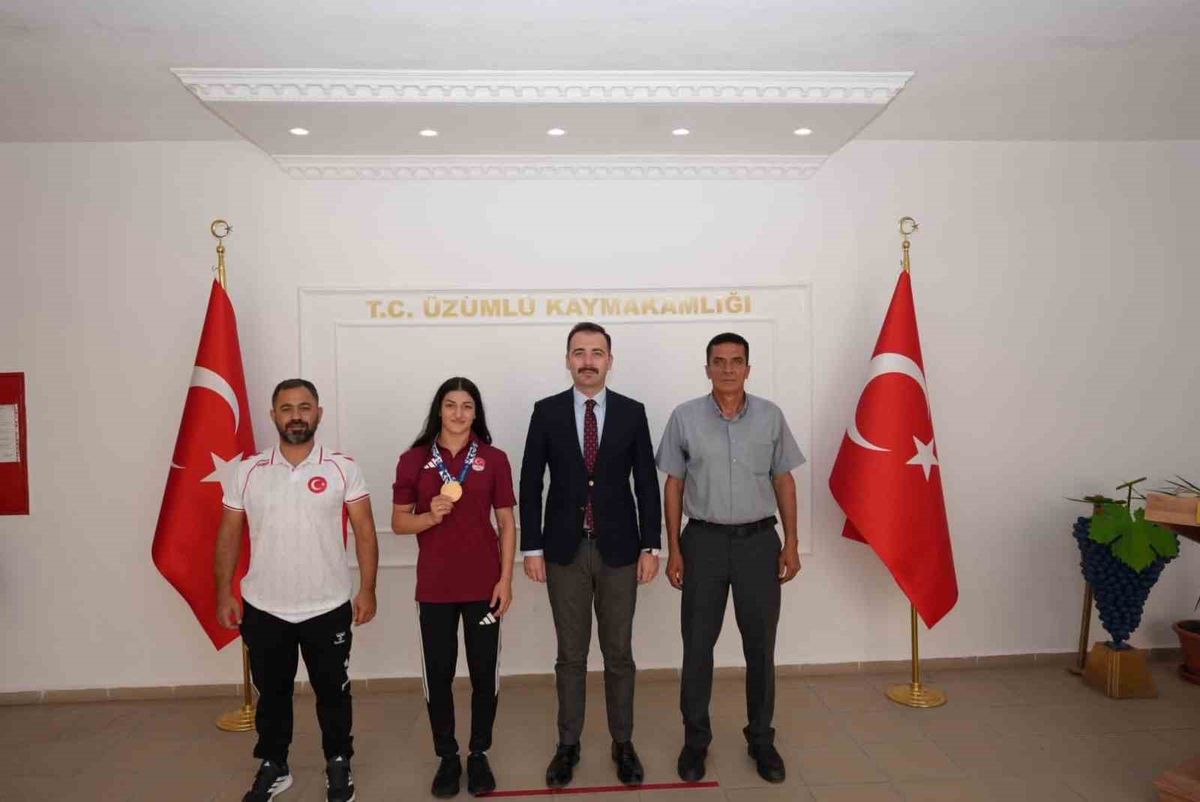 Akdeniz Oyunları'nda Altın Madalya Kazanan Kamaloğlu, Kaymakamı Ziyaret Etti