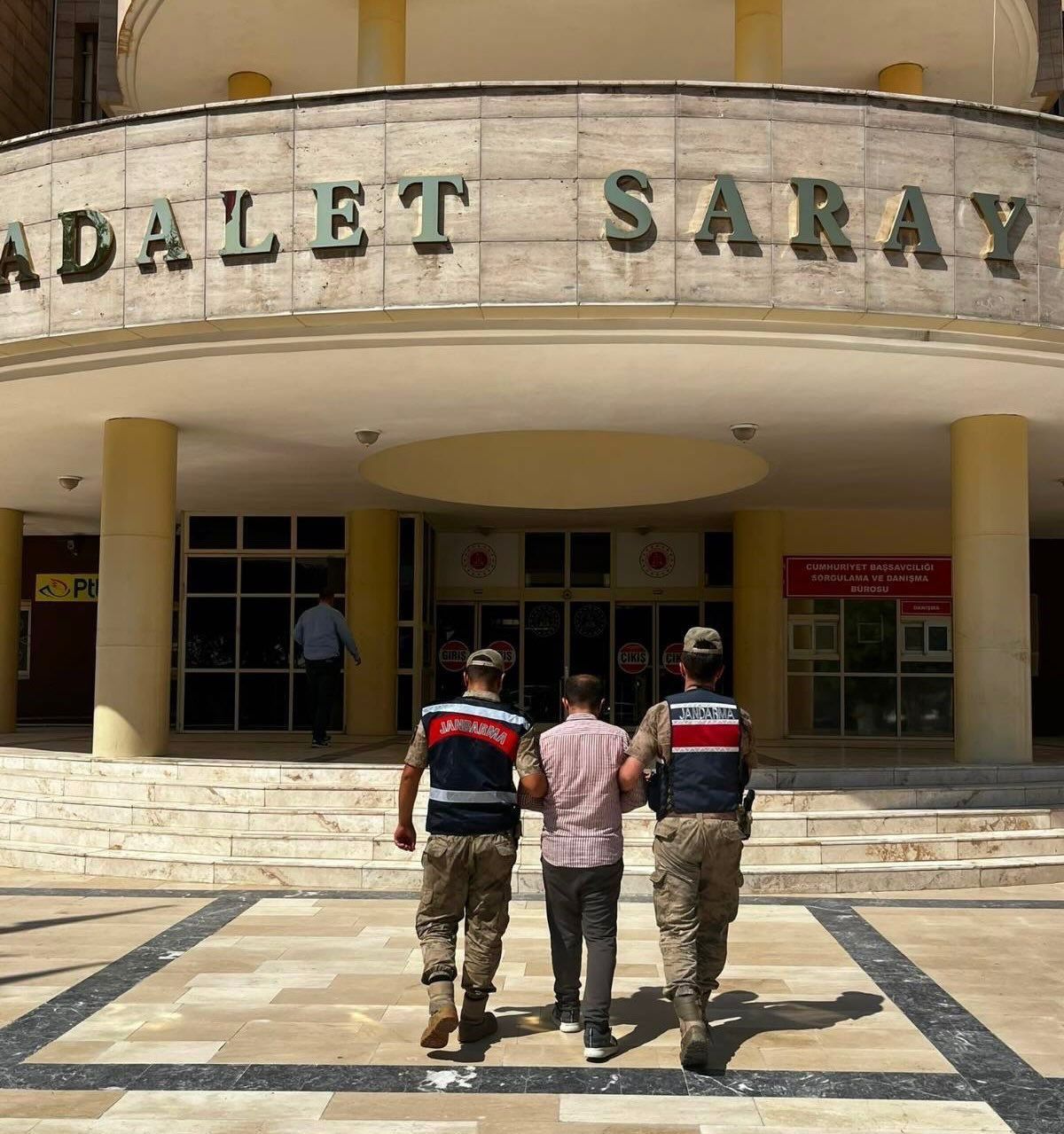 Şanlıurfa'da Dolandırıcılık Hükümlüsü Jandarmadan Kaçamadı