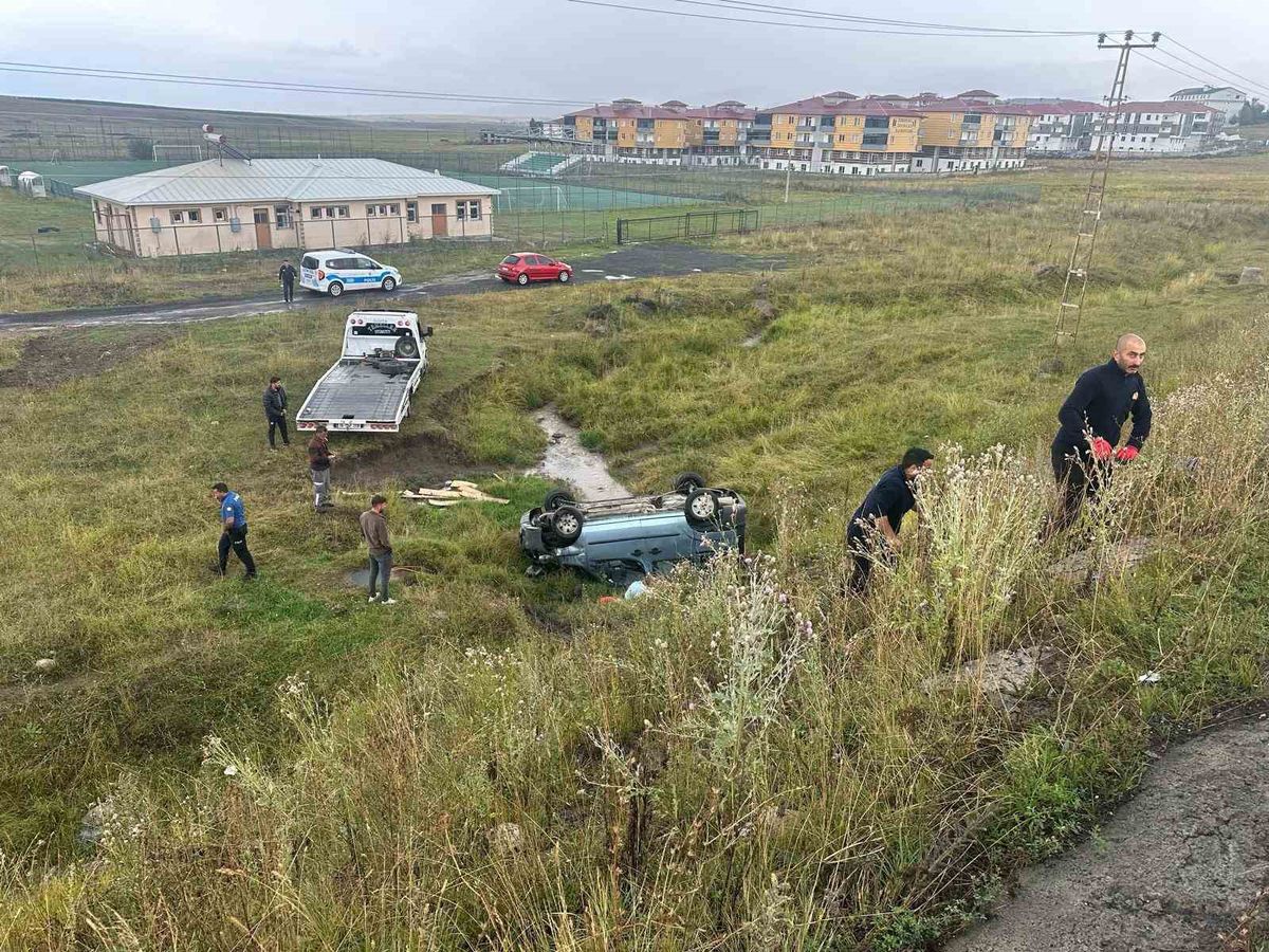 Sarıkamış'ta Trafik Kazası: 2 Yaralı